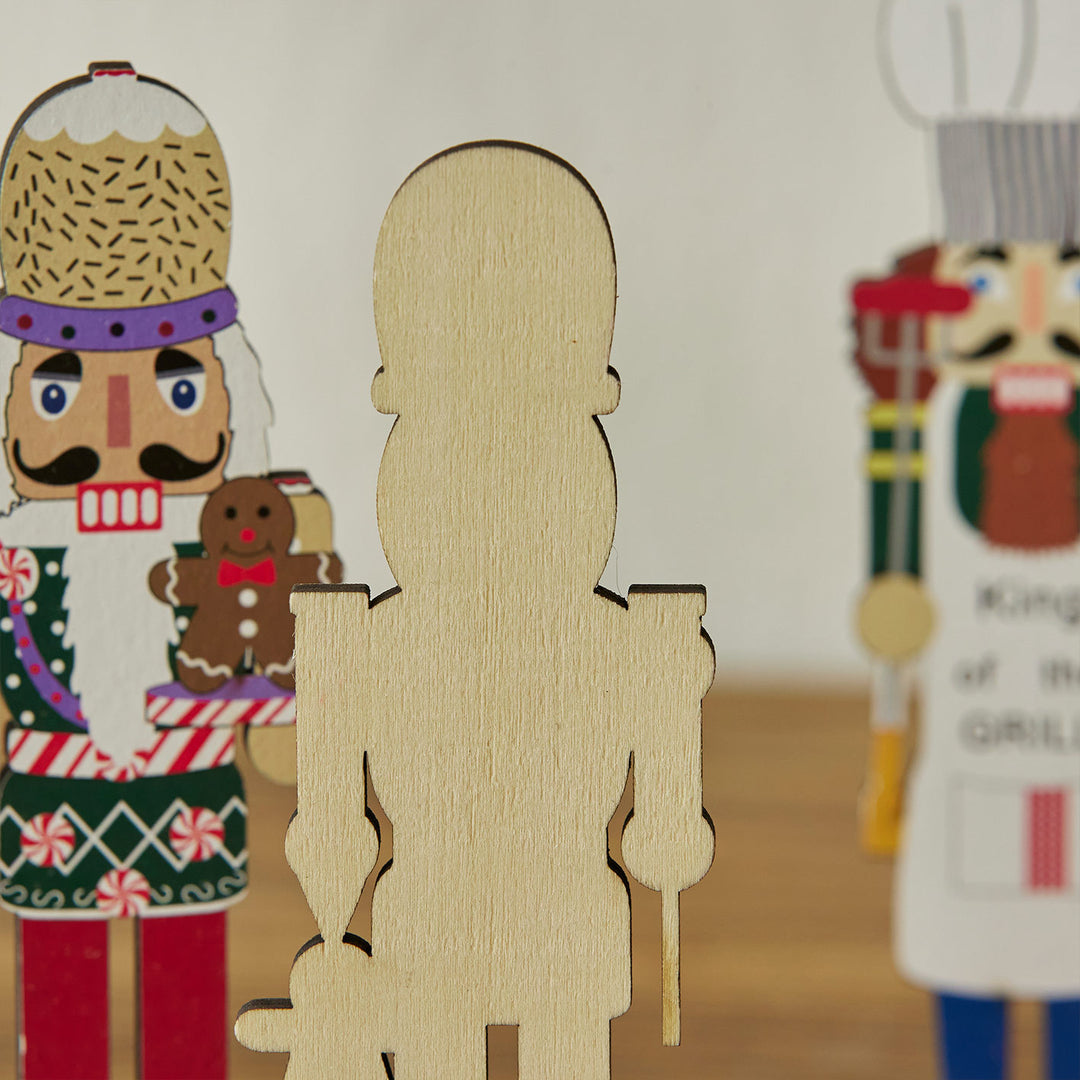Dekorativer Holz-Nussknacker Soldat für Weihnachten