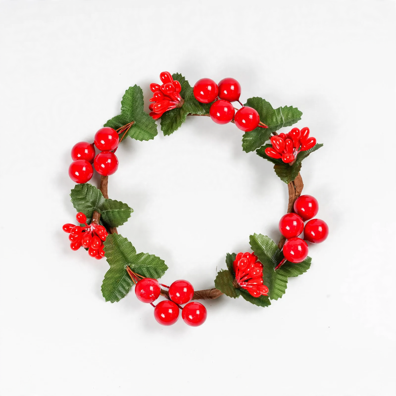 Weihnachtlicher Kerzenkranz mit roten Beeren