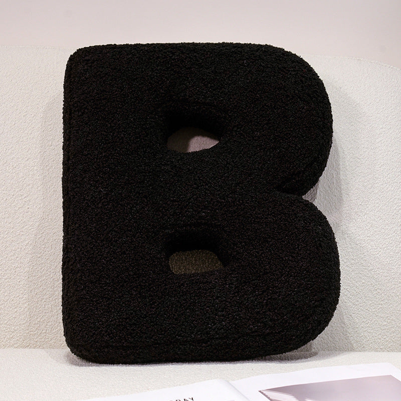Plüsch-Kuschelkissen mit Buchstaben- und Herzmotiven
