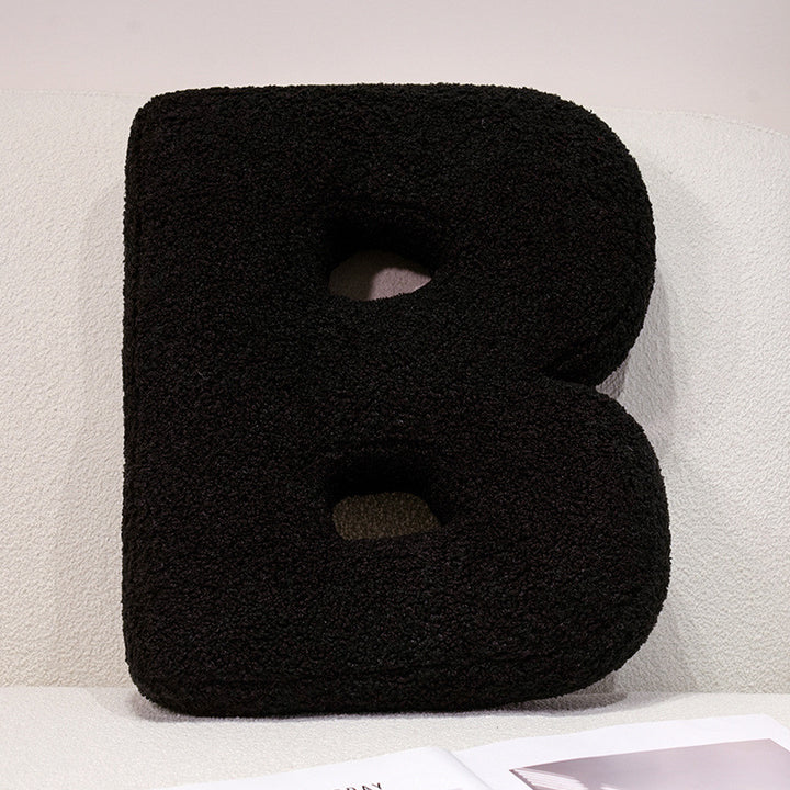Plüsch-Kuschelkissen mit Buchstaben- und Herzmotiven