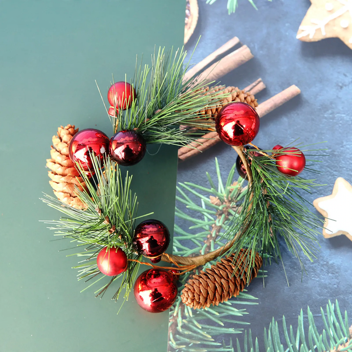 Weihnachtlicher Kerzenkranz mit Beeren und Tannenzapfen