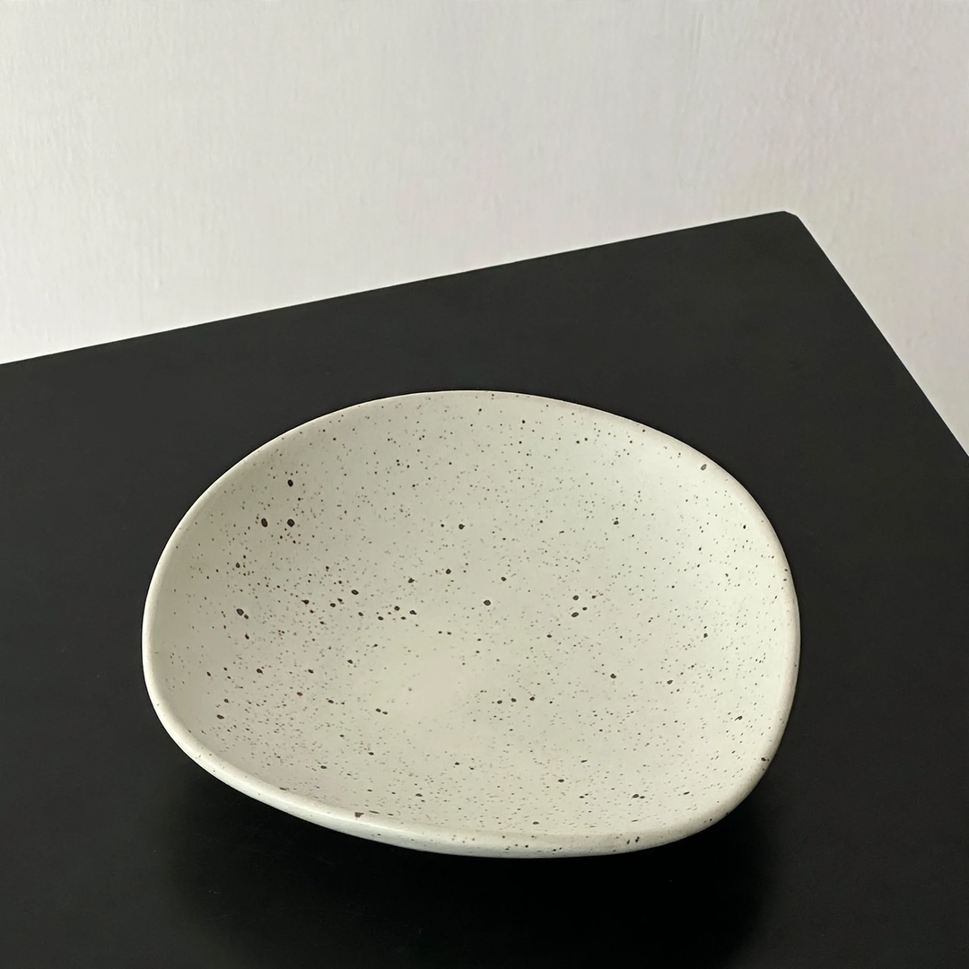 Runder Kunststofftablett, Creme und Schwarz