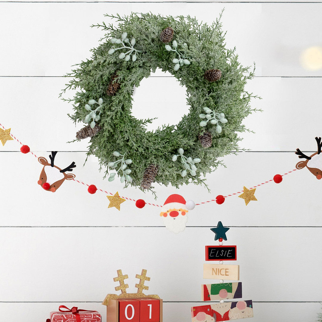 Weihnachtskranz mit Tannenzapfen