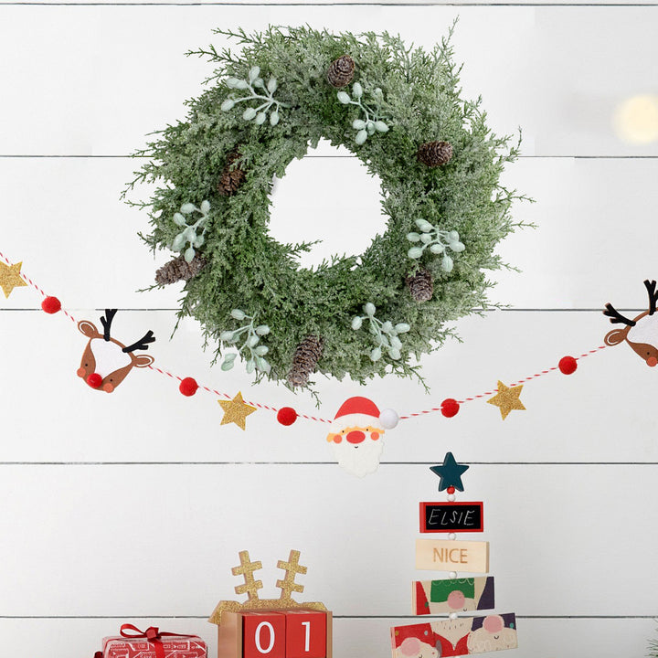 Weihnachtskranz mit Tannenzapfen