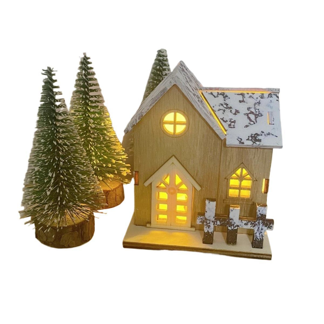 Beleuchtetes Holz-Weihnachtshaus mit Schneelandschaft