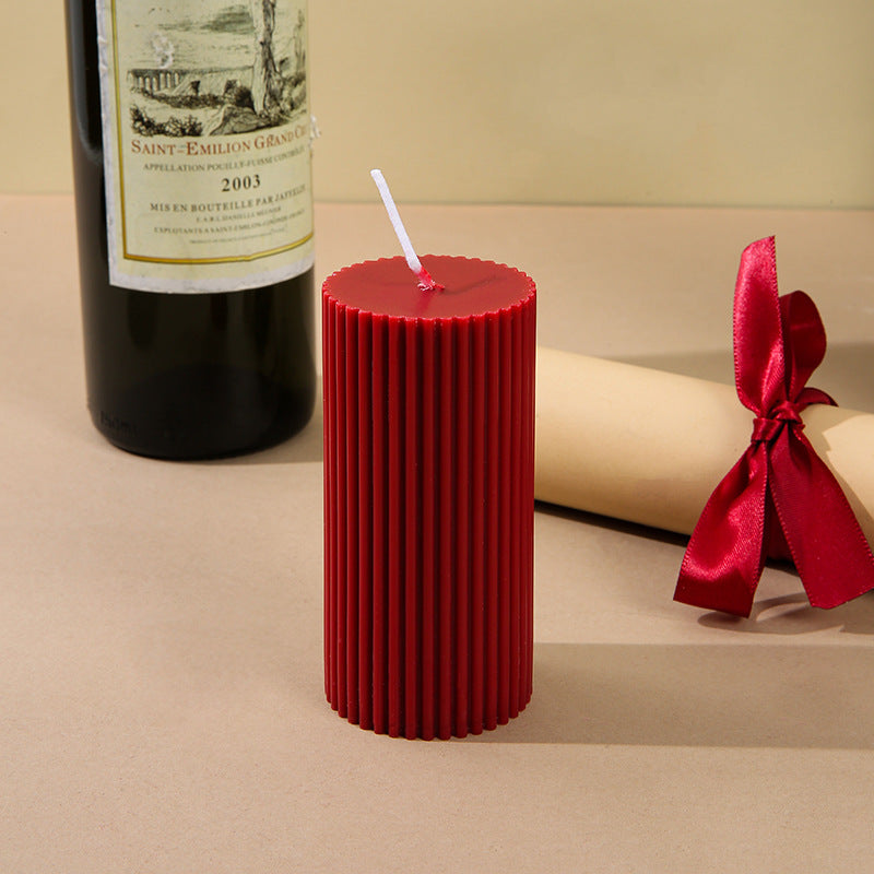 Gerillte Duftkerze aus Sojamischung, Weinrot, zylindrisch