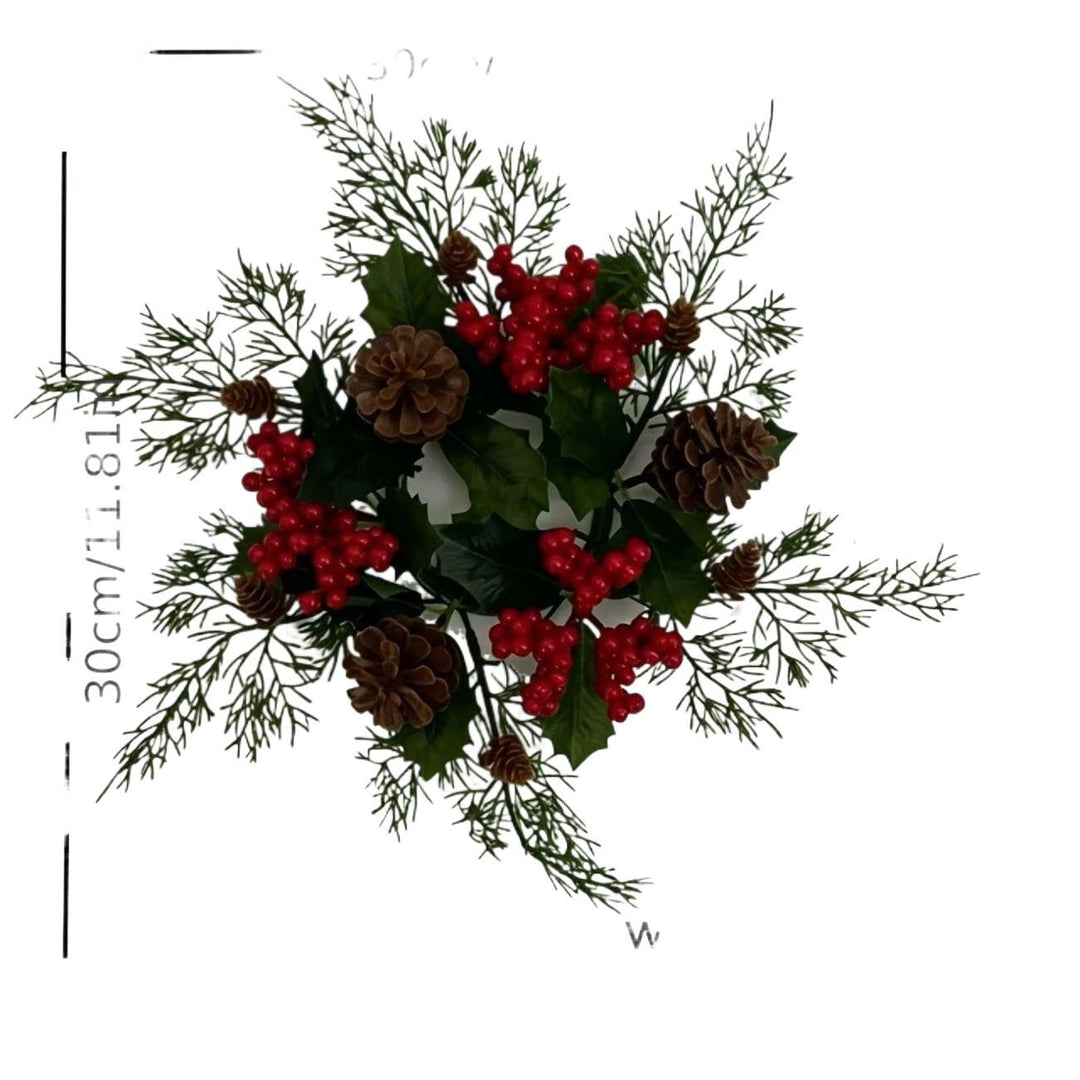 Weihnachtlicher Kerzenkranz mit Tannenzapfen und roten Beeren
