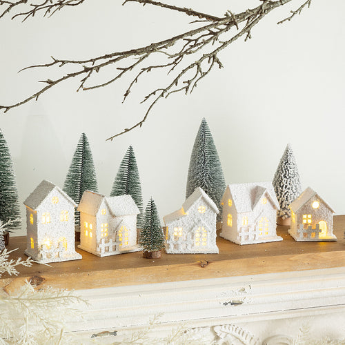 Weihnachtliche Holzhaus-Deko-Sets mit LED