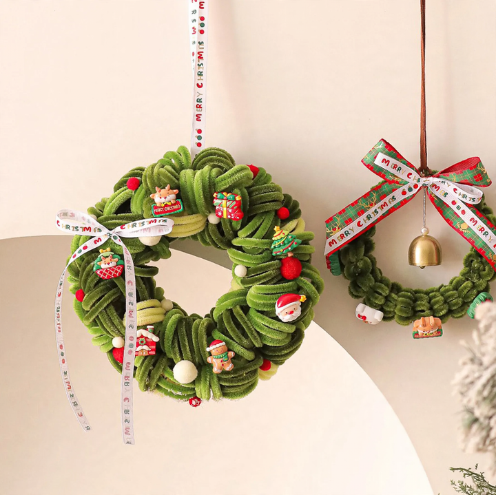 Weihnachtlicher Türkranz und Baumschmuck mit Glocken