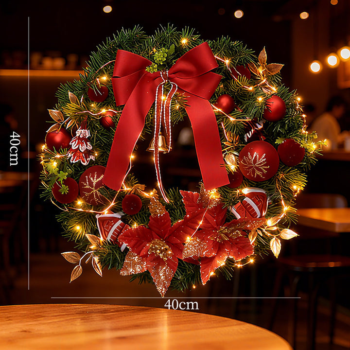 Weihnachtskranz mit Kugeln und Beleuchtung