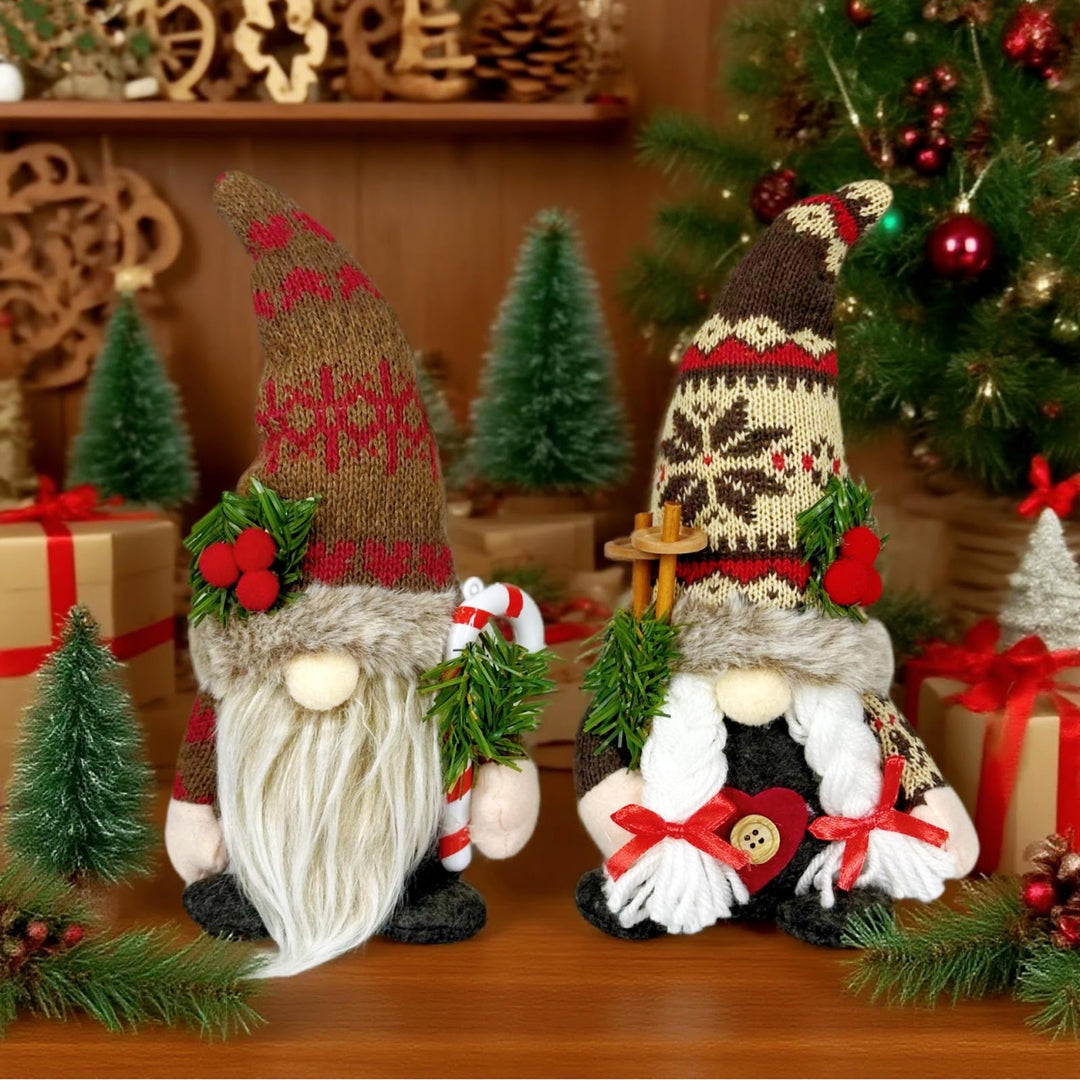 Weihnachts-Wichtelfigur mit Strickmütze und Tannenzweig