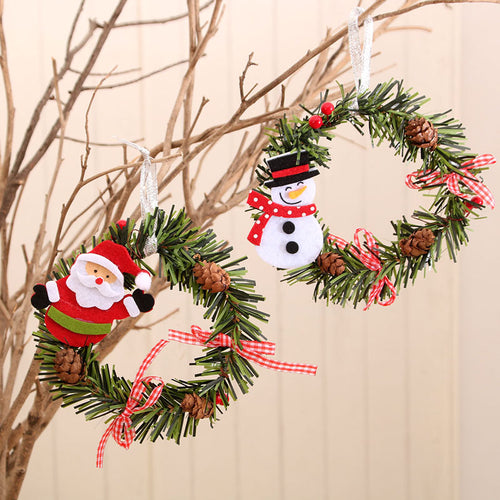 Weihnachtlicher Türkranz mit Figuren