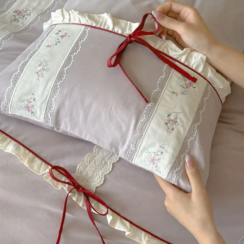 Elegantes Baumwoll-Bettwäscheset mit Stickerei und Schleifen