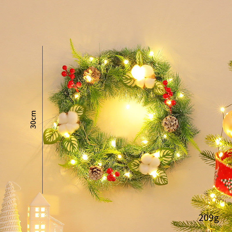 Dekorativer Weihnachtskranz mit Zapfen und LED