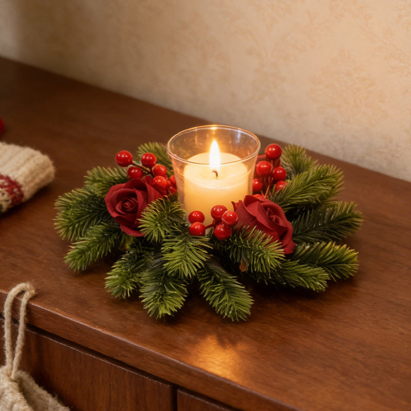 Weihnachtlicher Kerzenkranz mit Tannennadeln und Beeren