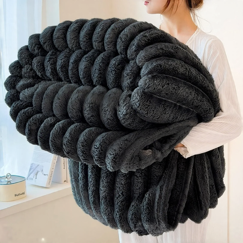 Warme Flanell-Wohndecke in Kaninchenfell-Optik