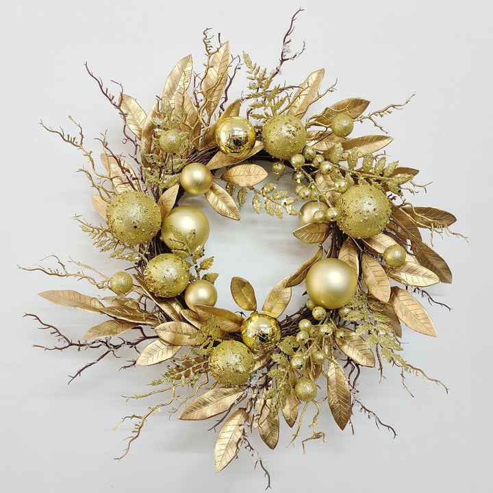 Weihnachtskranz mit Kugeln und Blättern