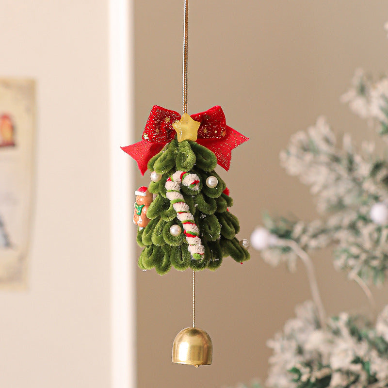Weihnachtlicher Türkranz und Baumschmuck mit Glocken