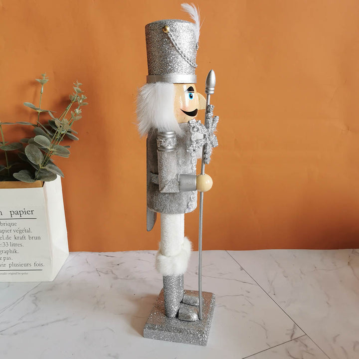 Dekorative Nussknacker-Figur aus Holz mit Schneeflocken-Design