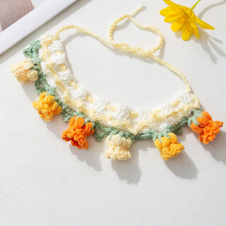 Handgestricktes Halsband mit Blumenmuster für Haustiere