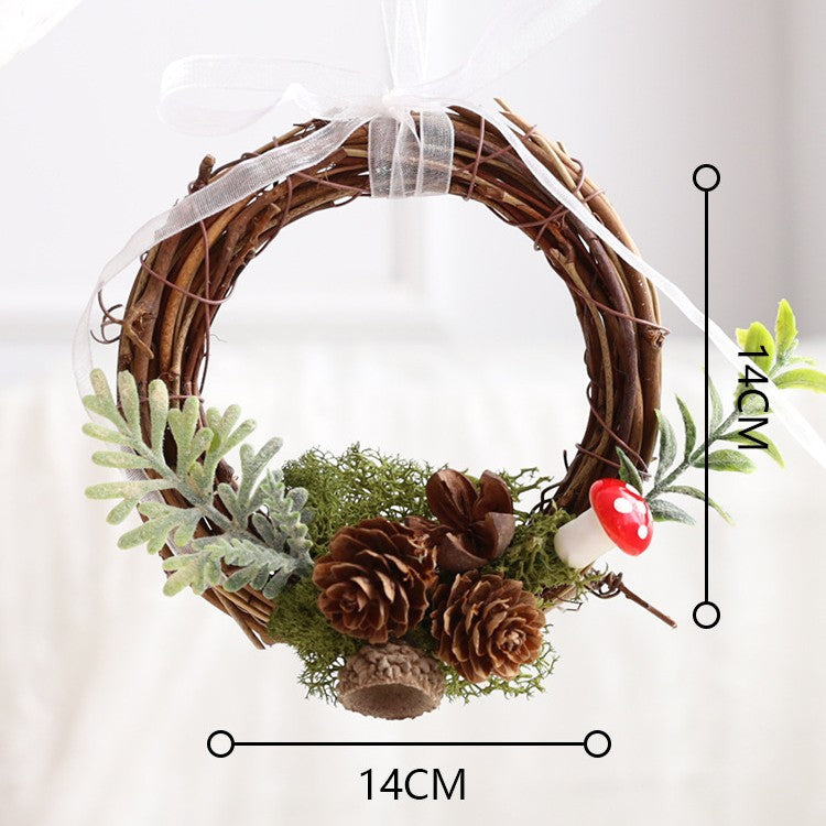 Weihnachtskranz mit Beeren und Früchten