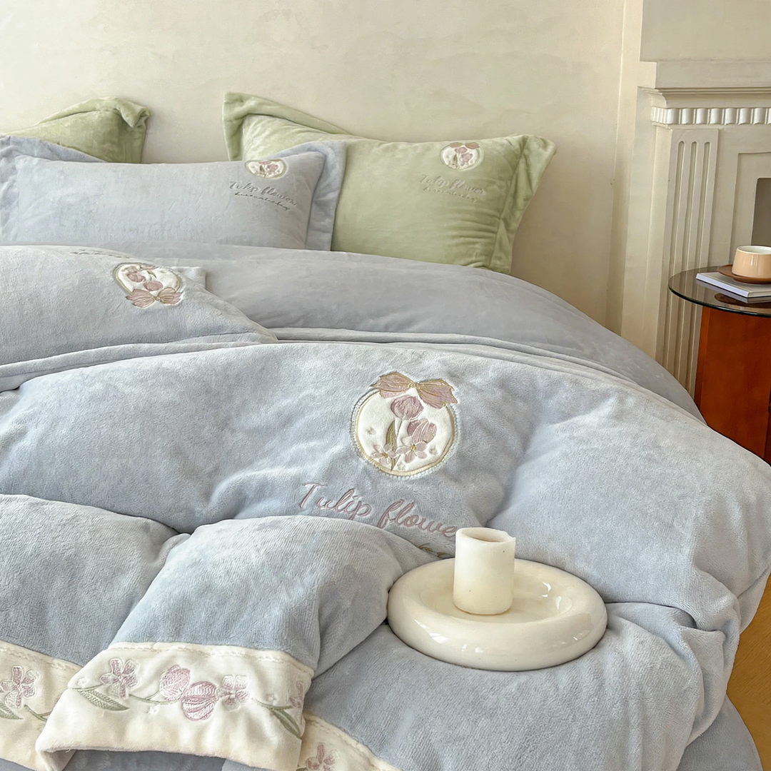 Hochwertiges Milchfaser-Fleece Bettwäsche-Set mit Stickerei