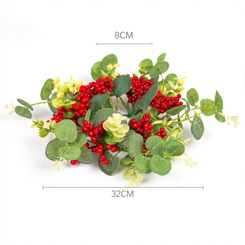 Weihnachtlicher Kerzenkranz mit Beeren und Zapfen