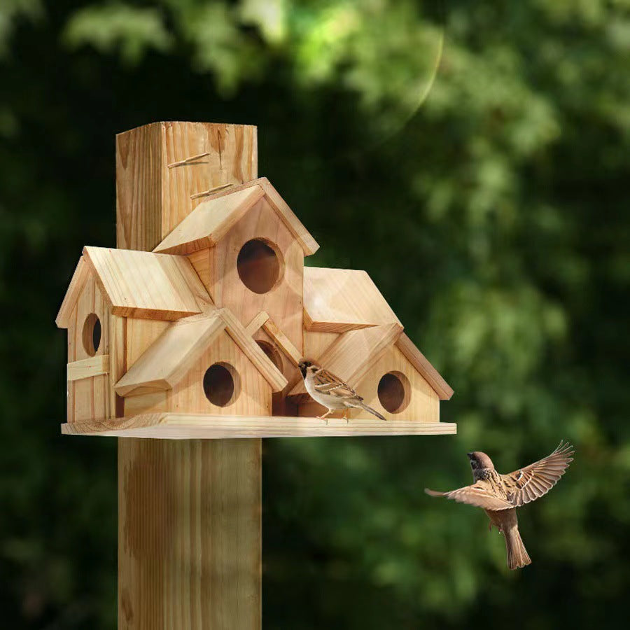 Dekoratives Vogelhaus aus Holz im Landhausstil
