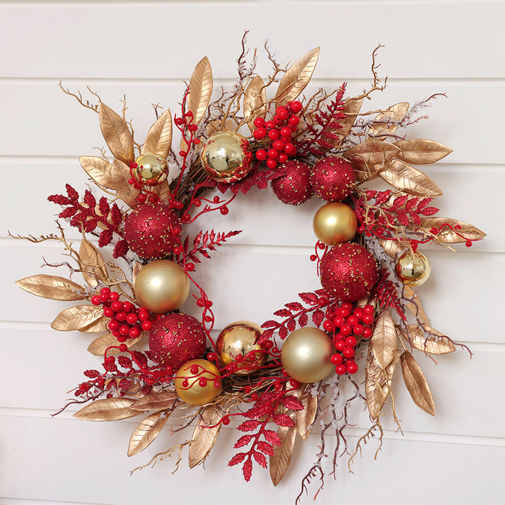 Weihnachtskranz mit Kugeln und Blättern