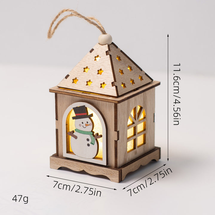 Beleuchtetes Holzhaus als Weihnachtsdekoration