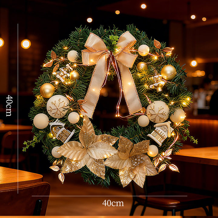 Weihnachtskranz mit Kugeln und Beleuchtung