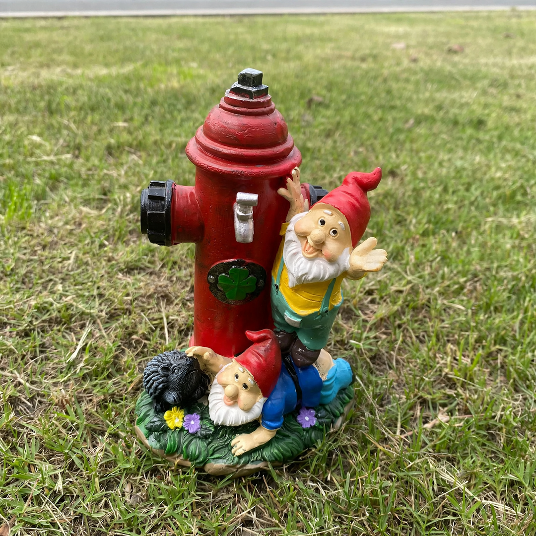 Wichtelfigur mit roter Mütze und Hydranten-Motiv