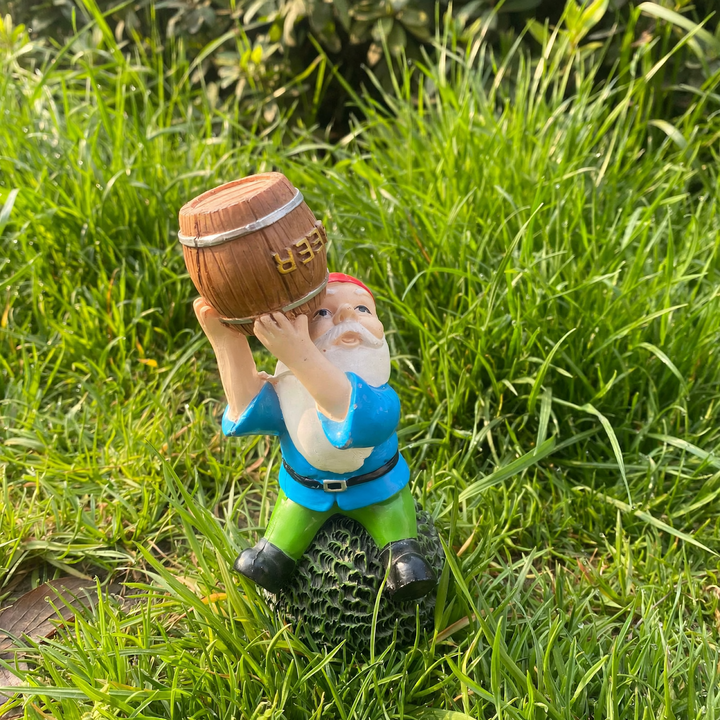 Wichtelfigur mit roter Mütze und Hydranten-Motiv