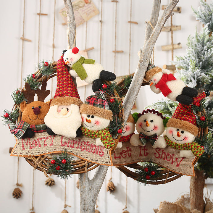 Weihnachtlicher Türkranz aus Rattan mit Figuren