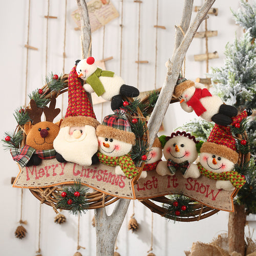 Weihnachtlicher Türkranz aus Rattan mit Figuren