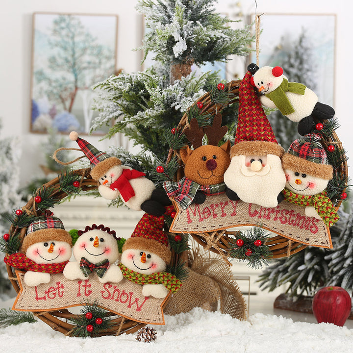 Weihnachtlicher Türkranz aus Rattan mit Figuren