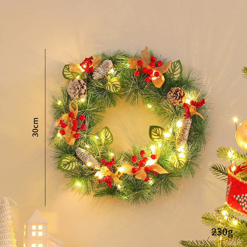 Dekorativer Weihnachtskranz mit Zapfen und LED