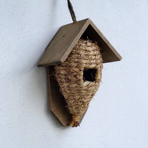 Wand-Vogelhaus aus Holz und Gras