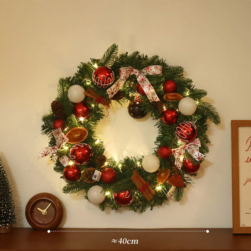 Weihnachtskranz mit Dekoration für Tür und Baum