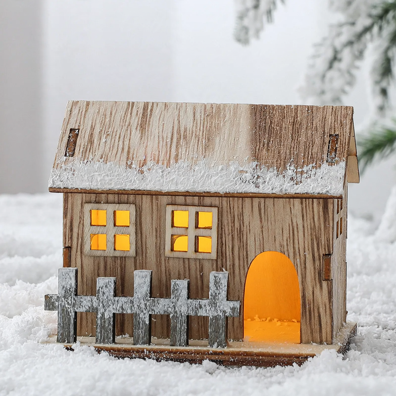 Beleuchtetes Holz-Weihnachtshaus im skandinavischen Stil