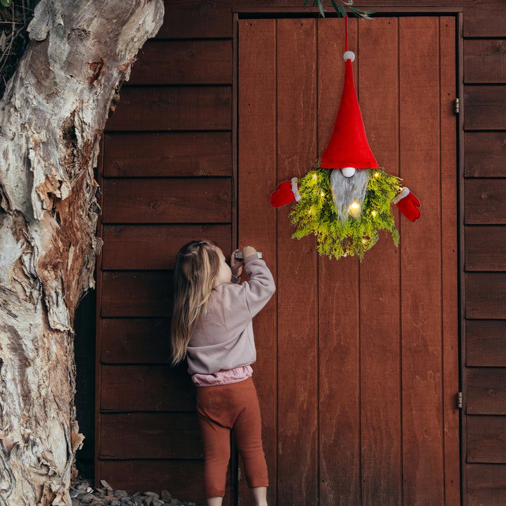 Kreativer Weihnachtskranz mit Wichtel-Motiv und Beleuchtung