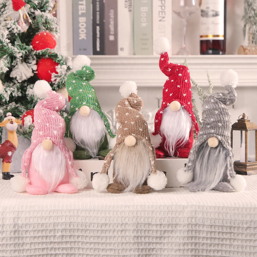 Weihnachts-Wichtel mit Strickmütze und Bommel