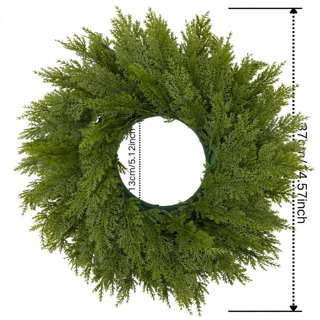 Künstlicher Weihnachtskranz mit Tannennadeln und Beeren