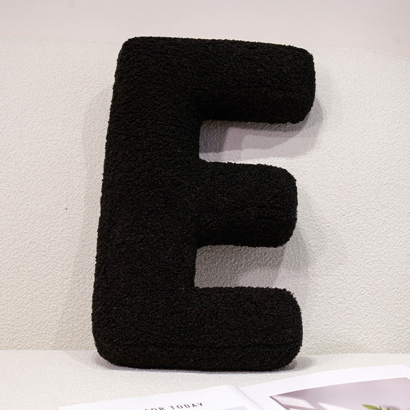 Plüsch-Kuschelkissen mit Buchstaben- und Herzmotiven