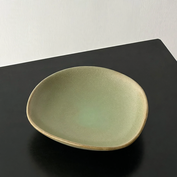 Runder Kunststofftablett, Creme und Schwarz