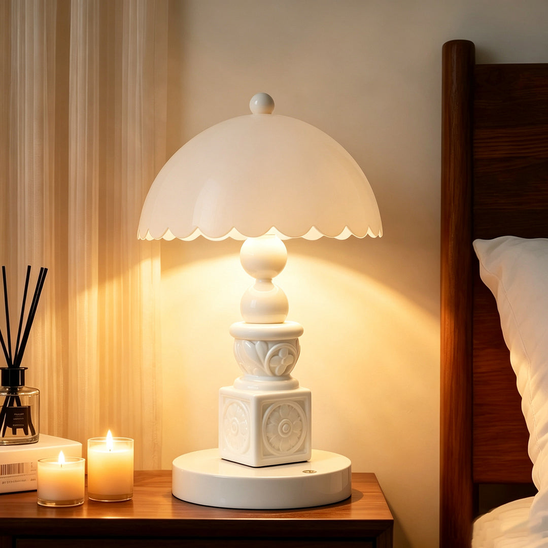 Französische Säulen-Tischlampe mit Schnitzerei
