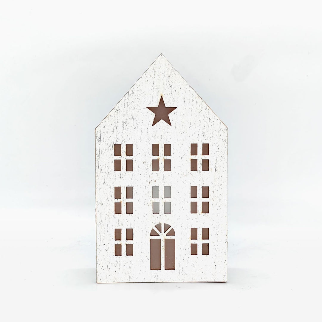 Weihnachtliches Holzhaus mit Beleuchtung als Tischdekoration