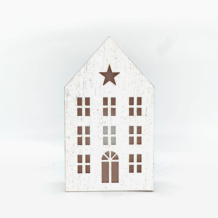 Weihnachtliches Holzhaus mit Beleuchtung als Tischdekoration