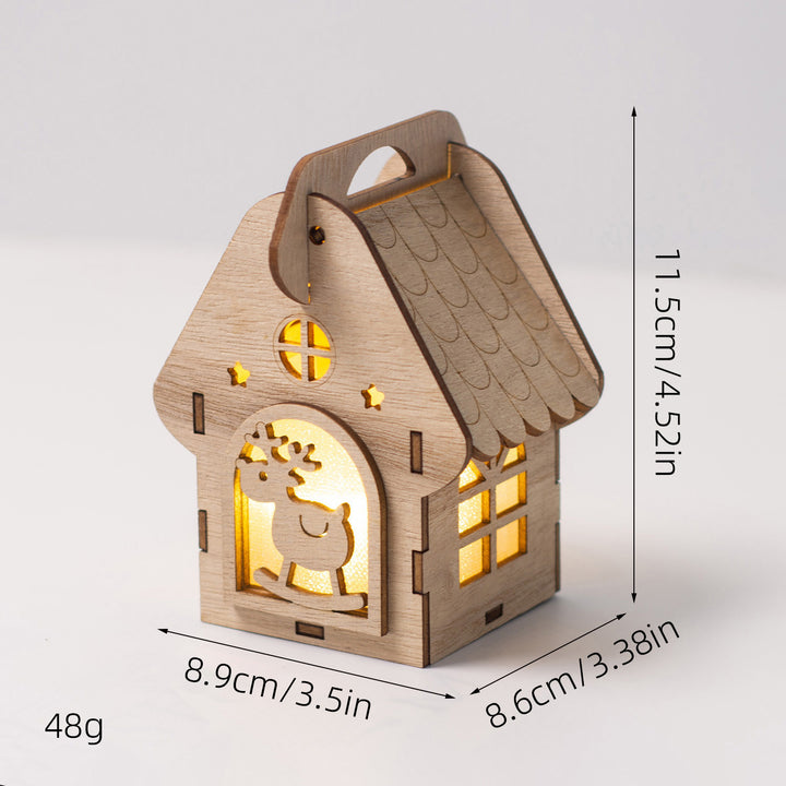 Beleuchtetes Holzhaus als Weihnachtsdekoration