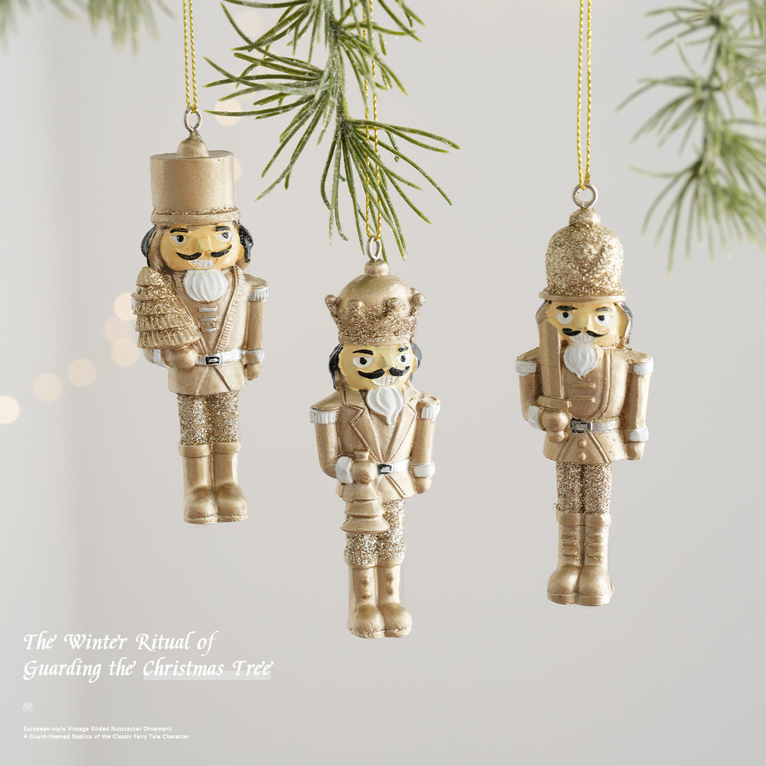 Goldener Nussknacker-Anhänger aus Kunstharz für den Weihnachtsbaum